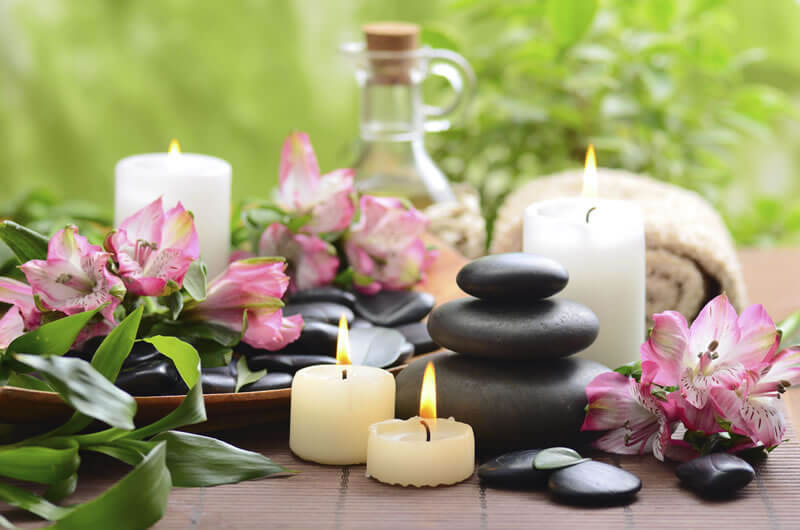 Casa Arole | A aromaterapia, praticada há milhares de anos, é uma forma de terapia holística que cura através dos aromas extraídos de flores, raízes, folhas,...